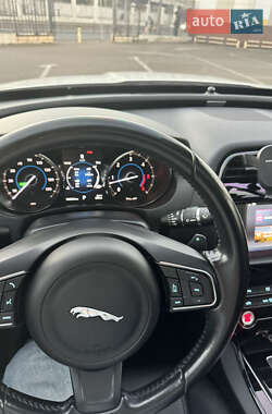 Седан Jaguar XE 2016 в 