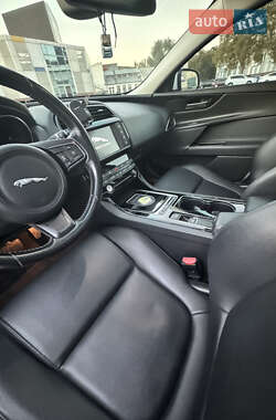 Седан Jaguar XE 2016 в 