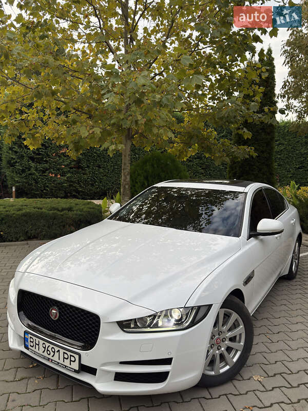 Седан Jaguar XE 2015 в 