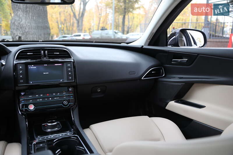 Седан Jaguar XE 2016 в Харкові