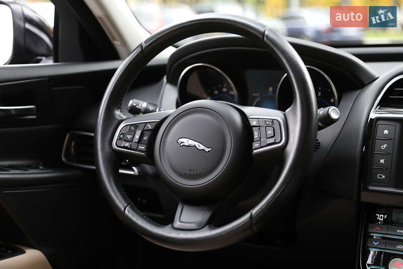 Седан Jaguar XE 2016 в Харкові