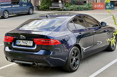 Седан Jaguar XE 2016 в 