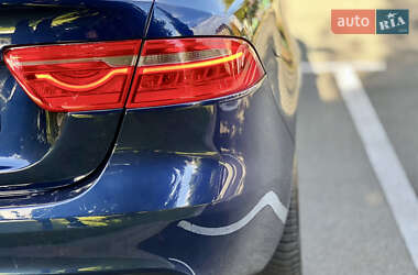 Седан Jaguar XE 2016 в 