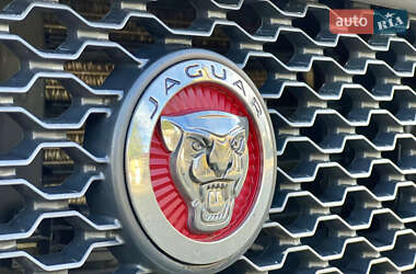 Седан Jaguar XE 2016 в 