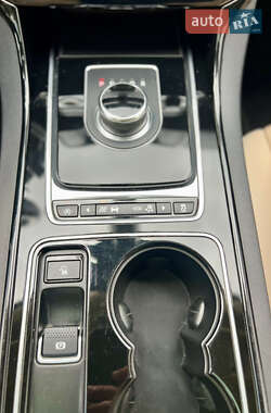 Седан Jaguar XE 2016 в 