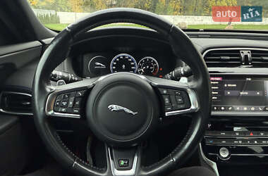 Седан Jaguar XE 2019 в  фото 11 Седан Jaguar XE 2019 в