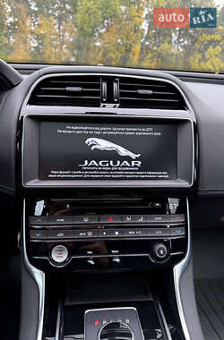 Седан Jaguar XE 2019 в  фото 17 Седан Jaguar XE 2019 в