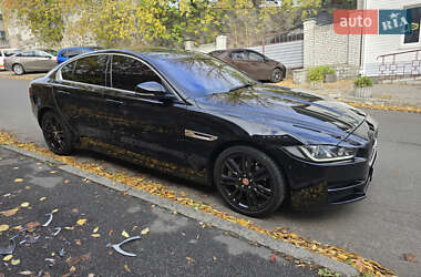 Седан Jaguar XE 2019 в 