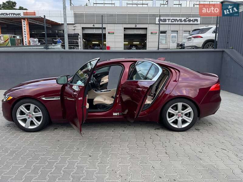 Седан Jaguar XE 2017 в Житомирі