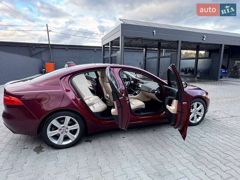 Седан Jaguar XE 2017 в Житомирі