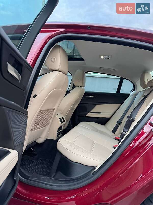 Седан Jaguar XE 2017 в Житомирі