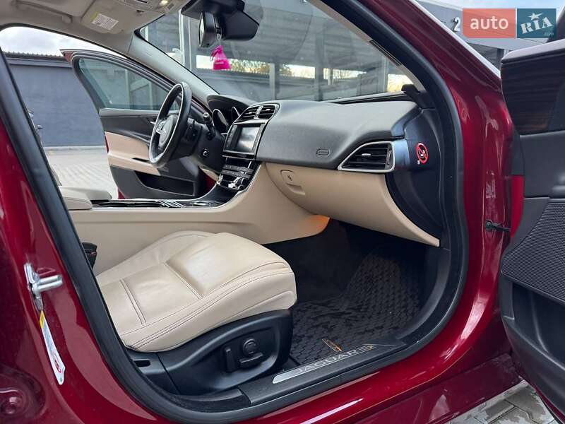 Седан Jaguar XE 2017 в Житомирі
