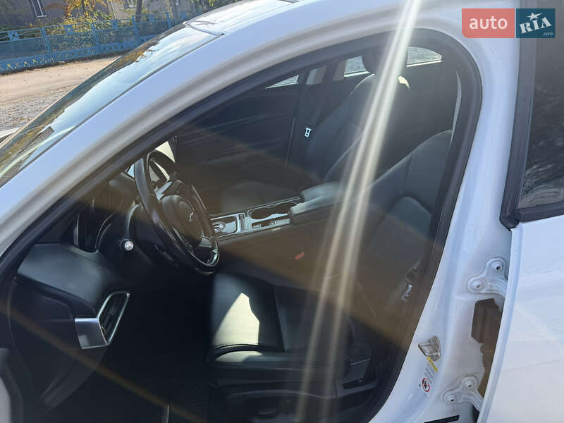Седан Jaguar XE 2017 в Рівному
