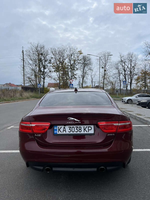Седан Jaguar XE 2016 в Виннице
