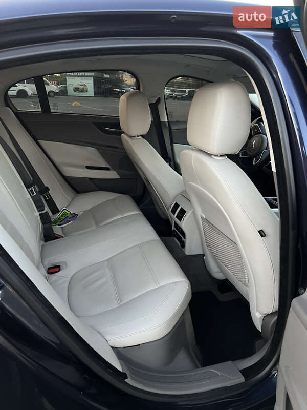 Седан Jaguar XE 2016 в Киеве