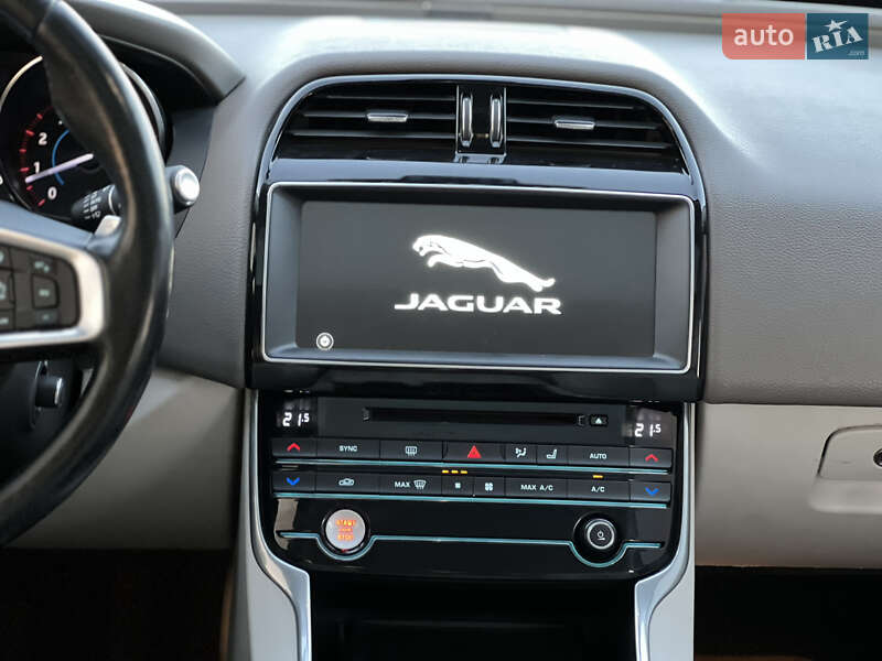 Седан Jaguar XE 2016 в Киеве