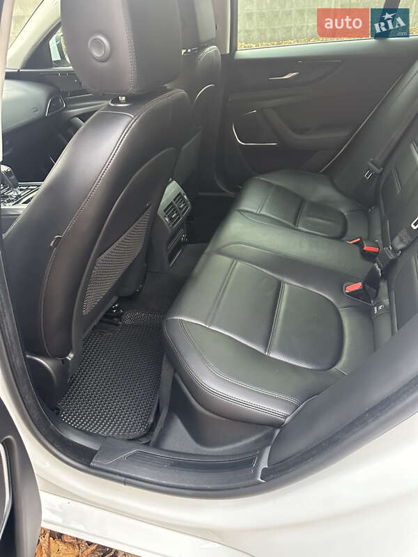 Седан Jaguar XE 2020 в Киеве