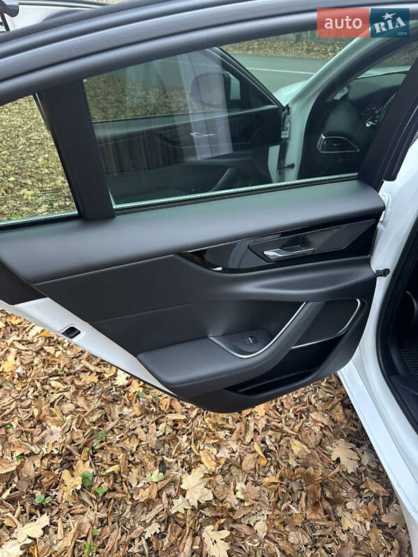 Седан Jaguar XE 2020 в Киеве