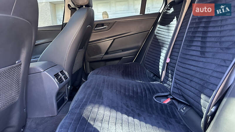 Седан Jaguar XE 2015 в Одесі