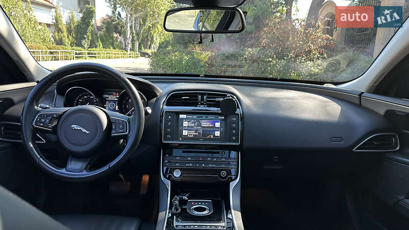 Седан Jaguar XE 2015 в Одесі
