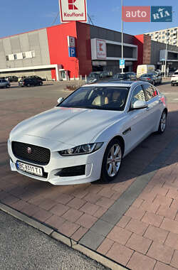 Седан Jaguar XE 2016 в Львове