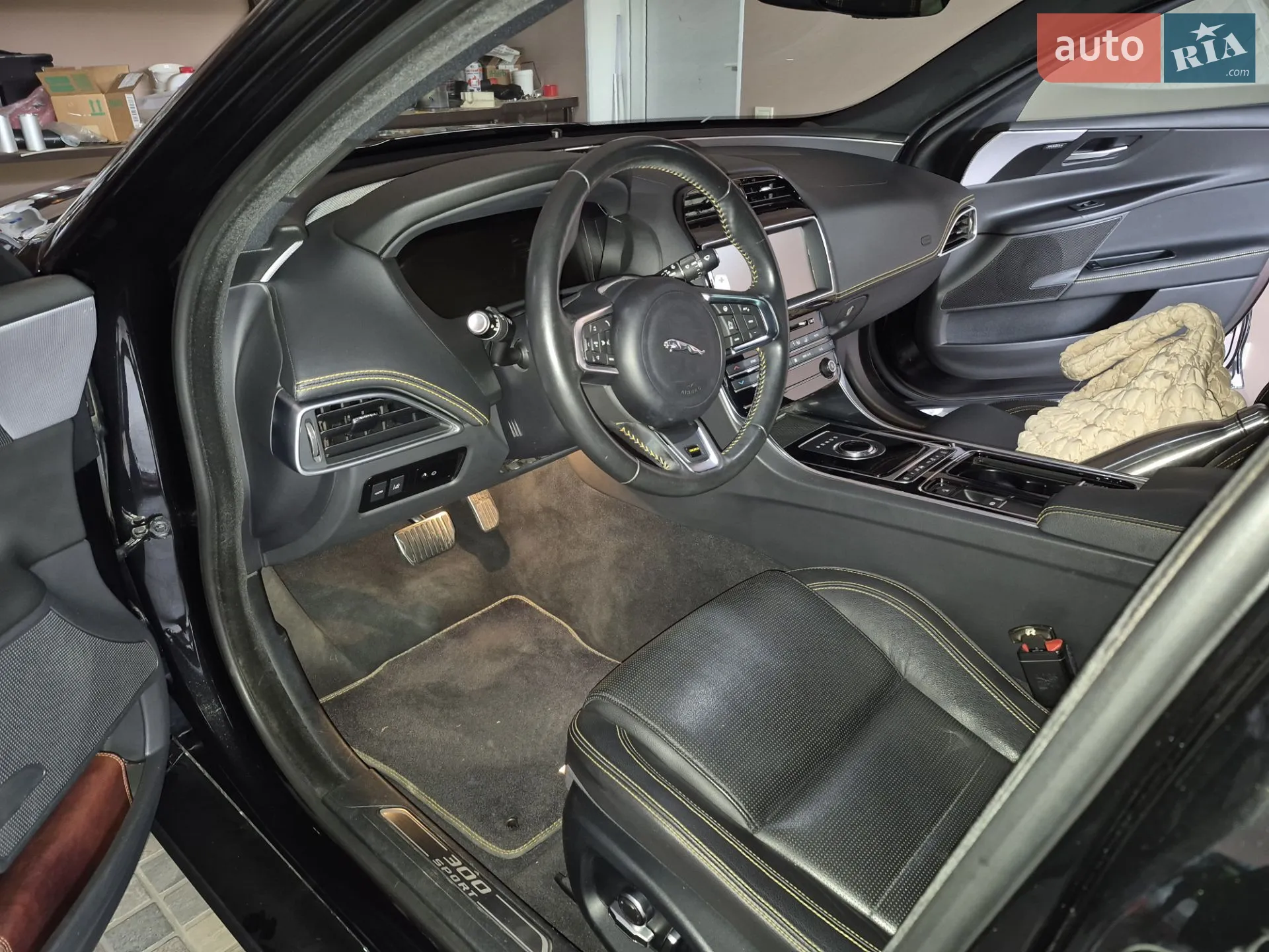 2018 Jaguar XE - мініатюра 13