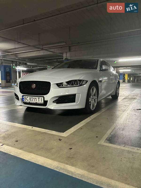 Седан Jaguar XE 2016 в Львове
