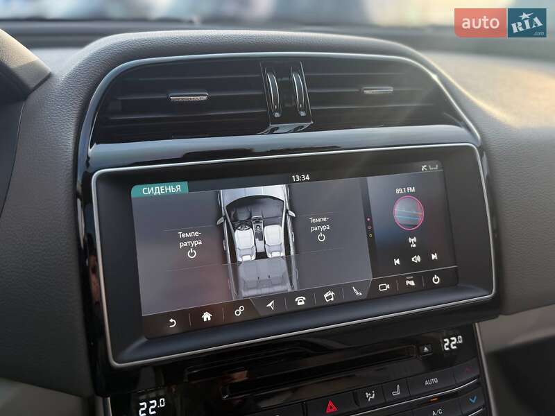 Седан Jaguar XE 2016 в Киеве