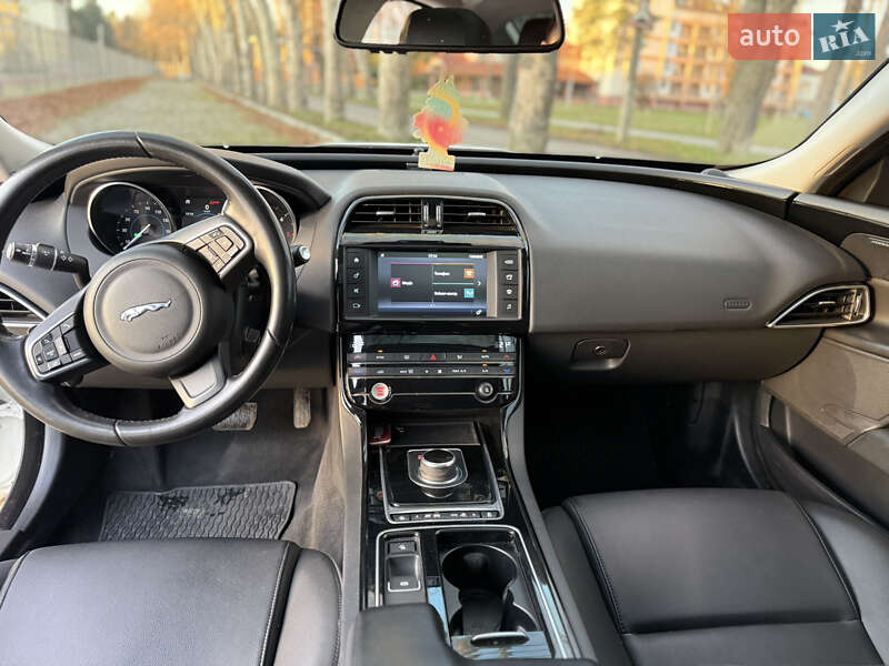 Седан Jaguar XE 2018 в Мукачевому