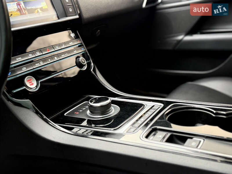 Седан Jaguar XE 2016 в Одесі фото 29 Седан Jaguar XE 2016 в Одесі