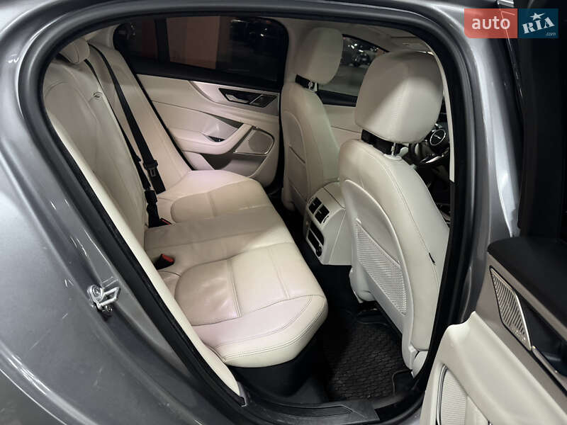 Седан Jaguar XE 2020 в Киеве