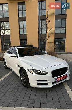 Седан Jaguar XE 2015 в Львове