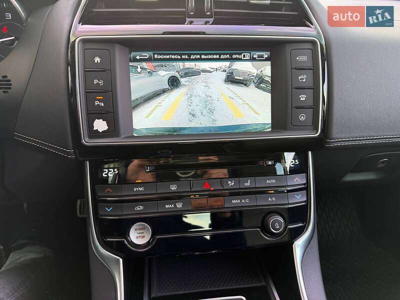 Седан Jaguar XE 2015 в Львове