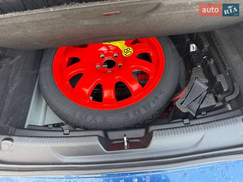 Седан Jaguar XE 2015 в Львове