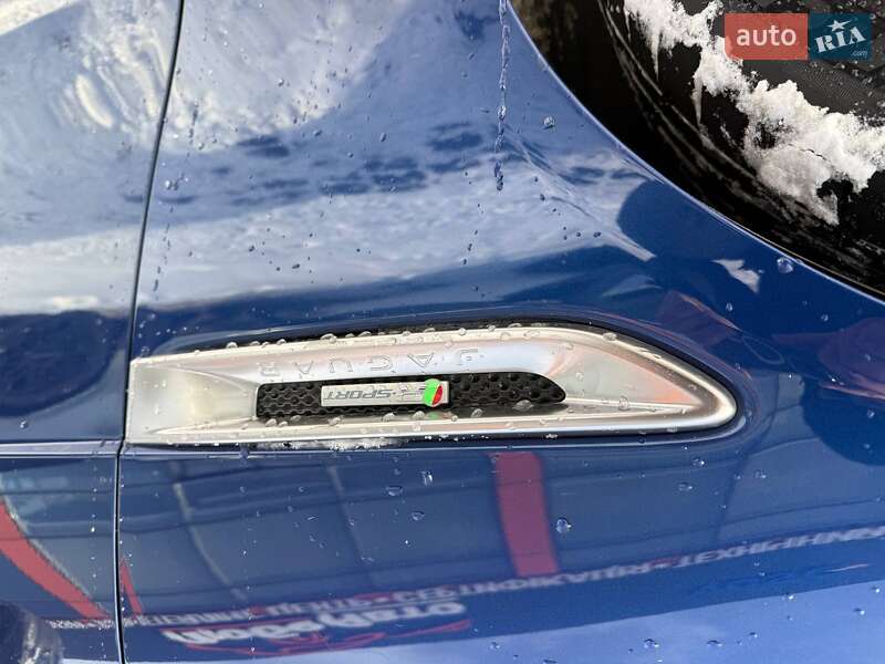 Седан Jaguar XE 2015 в Львове