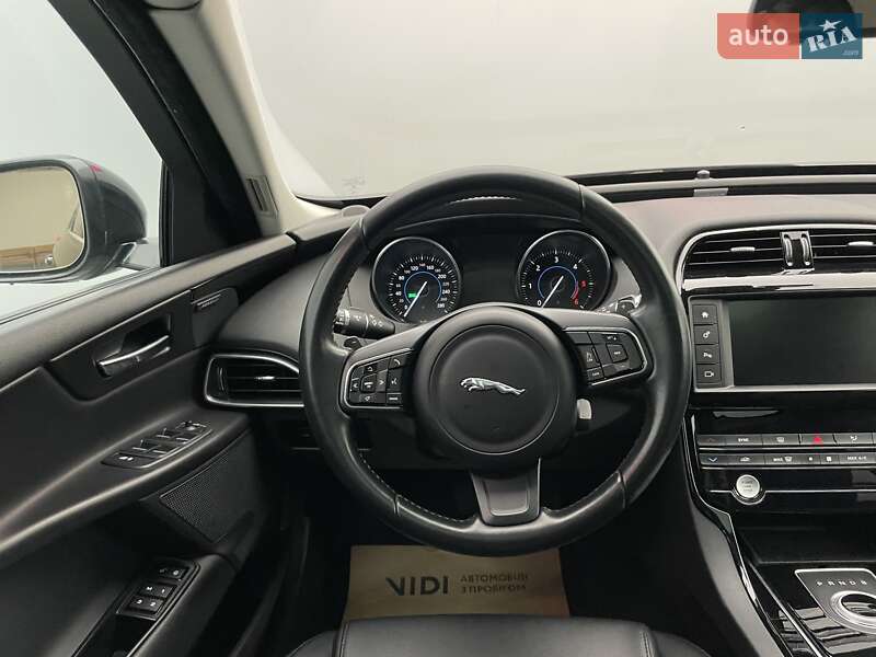 Седан Jaguar XE 2016 в Киеве