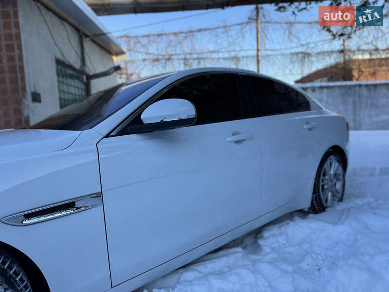 Седан Jaguar XE 2016 в Ивано-Франковске