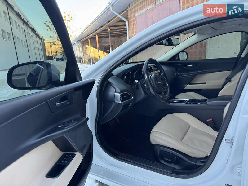 Седан Jaguar XE 2016 в Ивано-Франковске