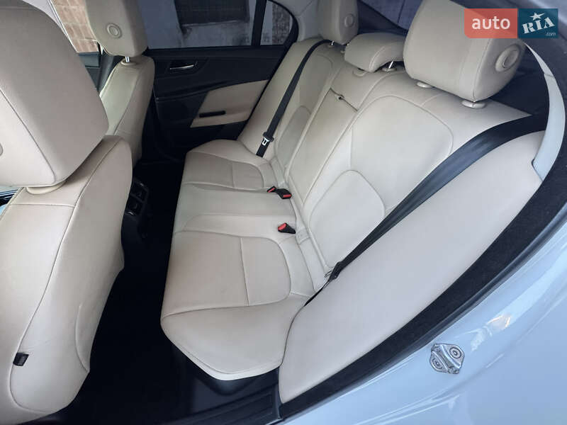 Седан Jaguar XE 2016 в Ивано-Франковске