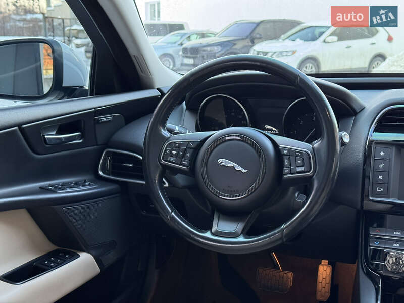 Седан Jaguar XE 2016 в Ивано-Франковске