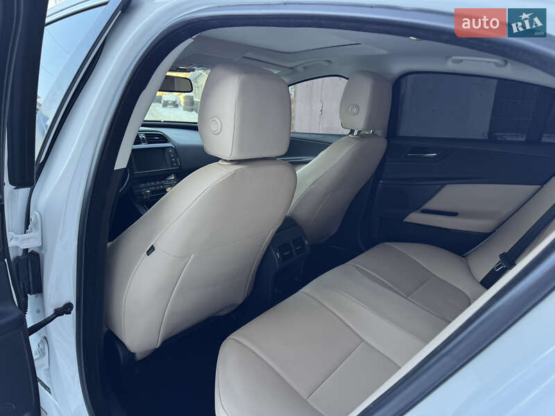 Седан Jaguar XE 2016 в Ивано-Франковске