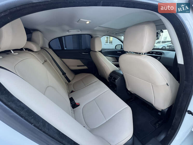 Седан Jaguar XE 2016 в Ивано-Франковске
