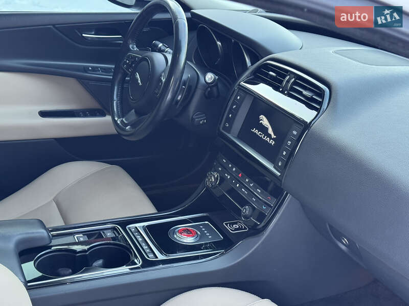 Седан Jaguar XE 2016 в Ивано-Франковске