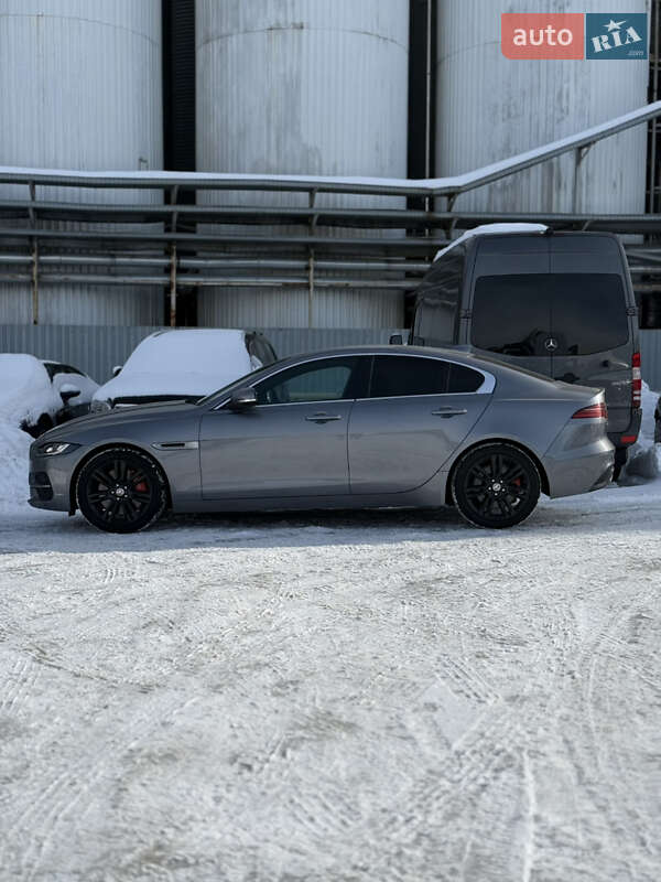 Седан Jaguar XE 2020 в Львове