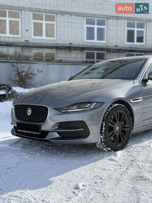 Седан Jaguar XE 2020 в Львове