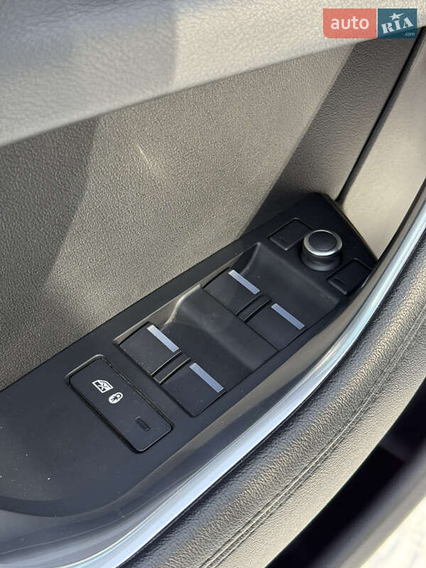 Седан Jaguar XE 2020 в Львове