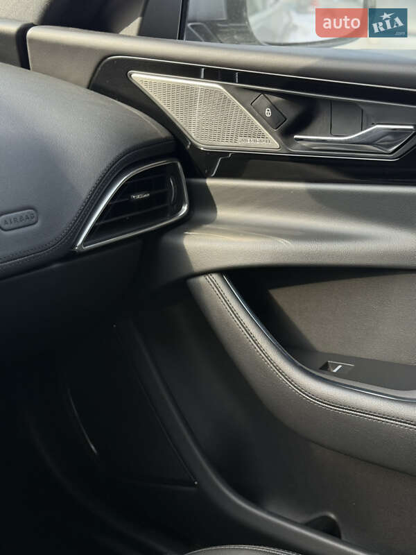 Седан Jaguar XE 2020 в Львове
