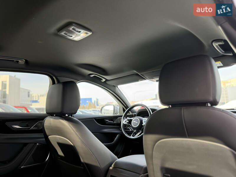 Седан Jaguar XE 2020 в Львове