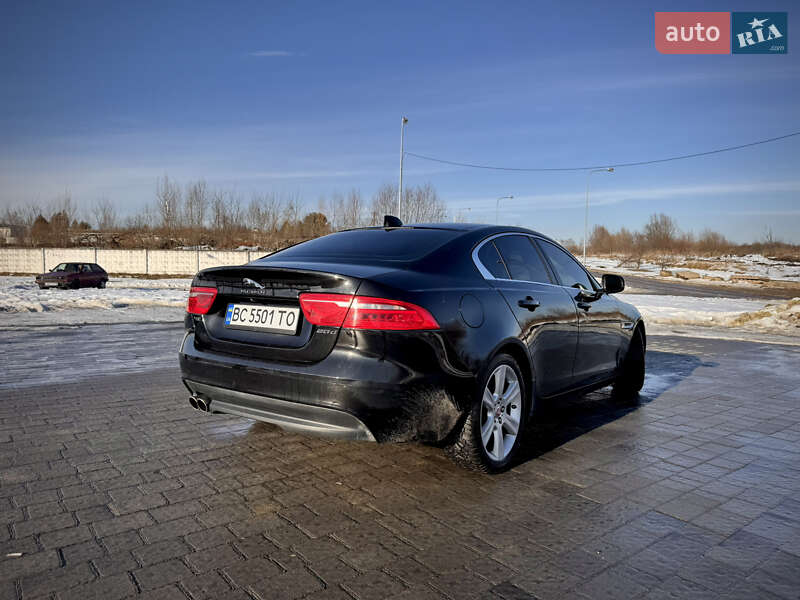 Седан Jaguar XE 2016 в Львове