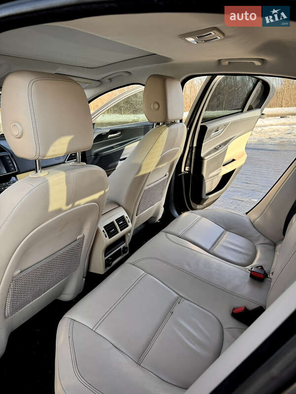 Седан Jaguar XE 2016 в Львове